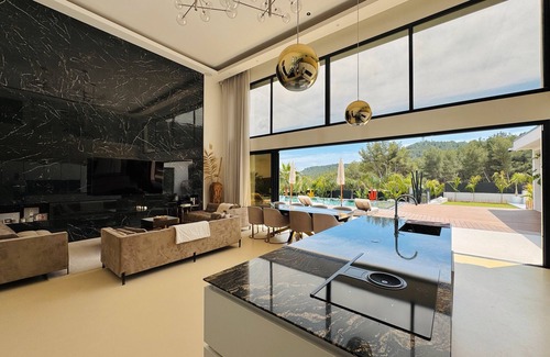 Bandol House | Holiday Home 'California Baïa Bandol' with Private Pool, Wi-Fi and Air Conditioning