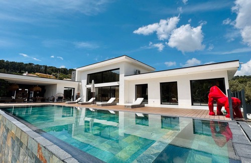 Bandol House | Holiday Home 'California Baïa Bandol' with Private Pool, Wi-Fi and Air Conditioning
