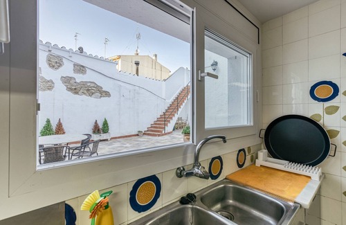 Llagostera House | Holiday Home "Can Mateuet" with Private Garden & Wi-Fi