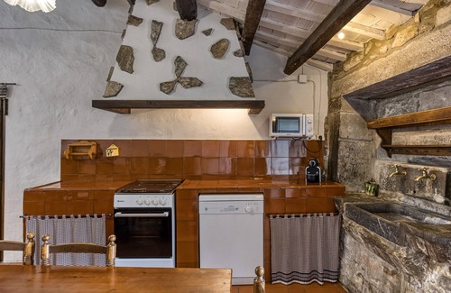 Merlant House | Holiday Home 'Can Soler De Merlant 2' with Mountain Views, Shared Pool and Wi-Fi