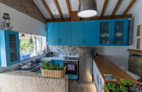 Alijo House | Holiday Home 'Cantinho Do Bairro Alto' with Private Terrace, Wi-Fi and Air Conditioning