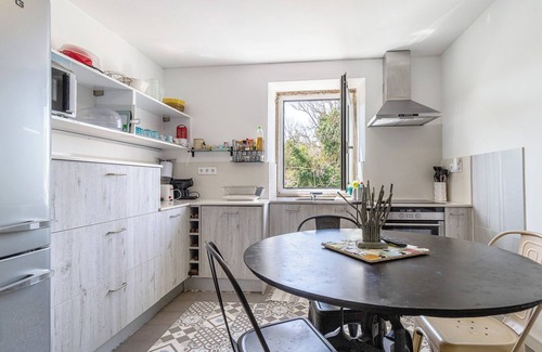 Moledo House | Holiday Home 'Casa Azul' with Mountain View, Shared Pool and Wi-Fi