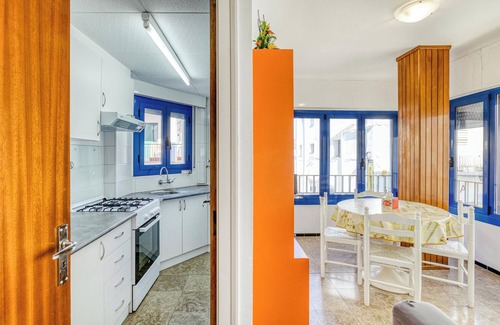 Llanca House | Holiday Home "Casa centro port" Near Beach with Sea View & Balcony