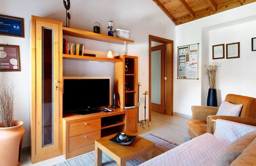 Lajes do Pico House | Holiday Home 'Casa Da Figueirinha' with Sea View, Private Garden and Wi-Fi