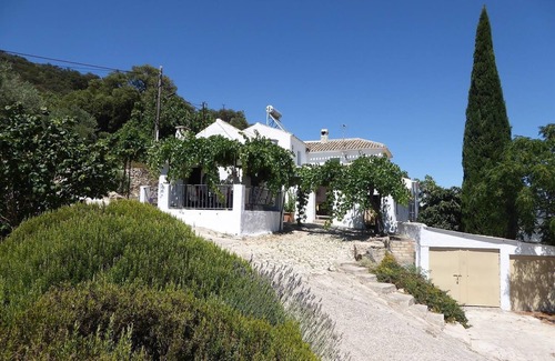 Iznajar House | Holiday Home Casa del Pino with Mountain Views, Pool & Wi-Fi