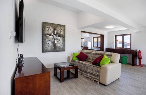Maceira House | Holiday Home 'Casa Do Baloiço Do Pitagudo' with Sea View, Wi-Fi and Air Conditioning
