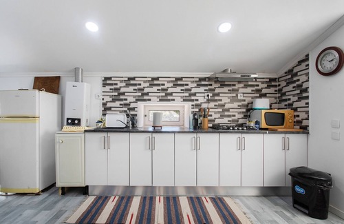 Alenquer House | Holiday Home 'Casa Do Pateo' with Mountain View, Shared Pool and Wi-Fi