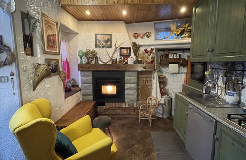 Pavana House | Holiday Home "Casa Fiore" with Mountain View, Private Garden & Wi-Fi