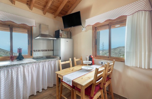 Alojera House | Holiday Home 'Casa Las Niñas' with Sea View, Private Terrace and Wi-Fi