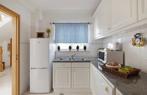 Areias de Sao Joao House | Holiday Home 'Casa Marisol Albufeira' close to the Beach with Shared Pool & Wi-Fi