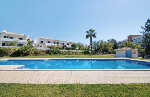 Areias de Sao Joao House | Holiday Home 'Casa Marisol Albufeira' close to the Beach with Shared Pool & Wi-Fi