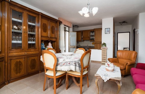 Posada House | Holiday Home 'Casa Monica' with Shared Terrace and Shared Garden