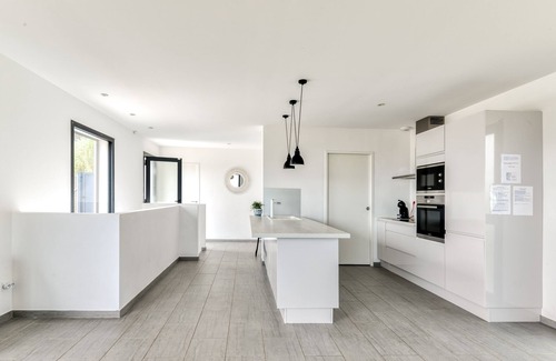 La Palme House | Holiday Home 'Casa Palma 2 - Sejour Ideal' with Lake View, Wi-Fi and Air Conditioning