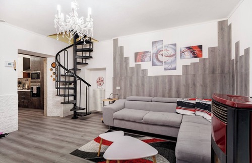 Borgo Ticino House | Holiday Home 'Casa Perry - Lago Maggiore' with Balcony and Wi-Fi