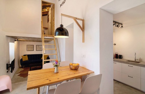 Moncarapacho e Fuseta House | Holiday Home Casa Burro with Mountain View, Shared Pool, Garden & Wi-Fi