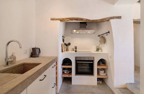 Moncarapacho e Fuseta House | Holiday Home Casa Burro with Mountain View, Shared Pool, Garden & Wi-Fi