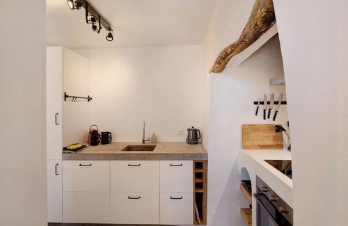 Moncarapacho e Fuseta House | Holiday Home Casa Burro with Mountain View, Shared Pool, Garden & Wi-Fi