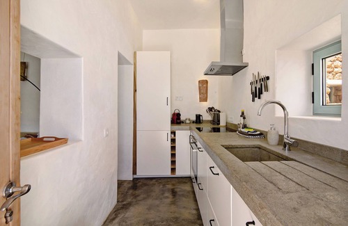 Moncarapacho e Fuseta House | Holiday Home 'Casa Osga' with Mountain View, Shared Pool, Terrace & Wi-Fi