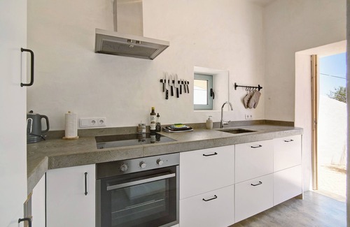 Moncarapacho e Fuseta House | Holiday Home 'Casa Osga' with Mountain View, Shared Pool, Terrace & Wi-Fi