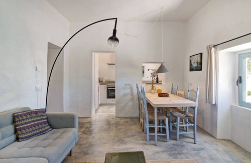 Moncarapacho e Fuseta House | Holiday Home 'Casa Osga' with Mountain View, Shared Pool, Terrace & Wi-Fi