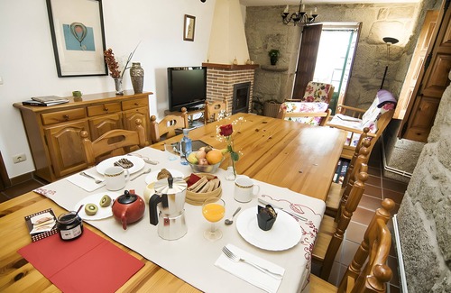 Areas Apartment | Holiday Home 'Casa Rectoral Apartamento Regueiro' with Mountain View, Shared Pool and Wi-Fi