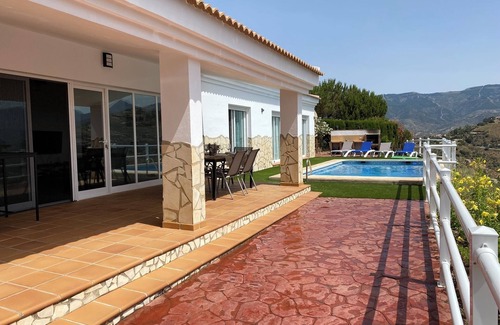 Sayalonga House | Holiday Home 'Casa Rural La Verónica' with Mountain View, Wi-Fi and Air Conditioning
