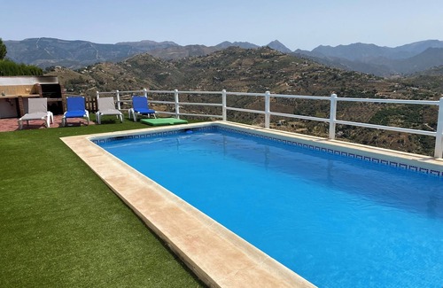 Sayalonga House | Holiday Home 'Casa Rural La Verónica' with Mountain View, Wi-Fi and Air Conditioning