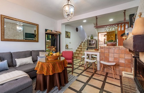 Niguelas House | Holiday Home 'Casa Rural En El Centro De Nigüelas' with Mountain View, Private Terrace and Wi-Fi