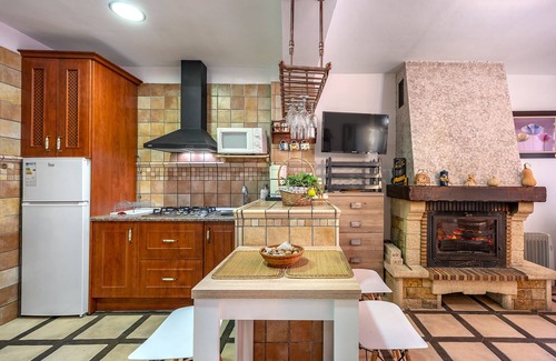 Niguelas House | Holiday Home 'Casa Rural En El Centro De Nigüelas' with Mountain View, Private Terrace and Wi-Fi