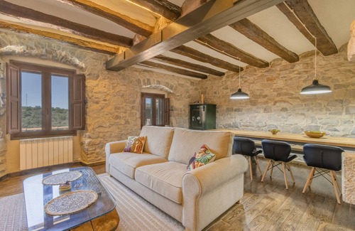 Nalec House | Holiday Home 'Casa Rural Con Spa En La Bodega' with Mountain View and Wi-Fi
