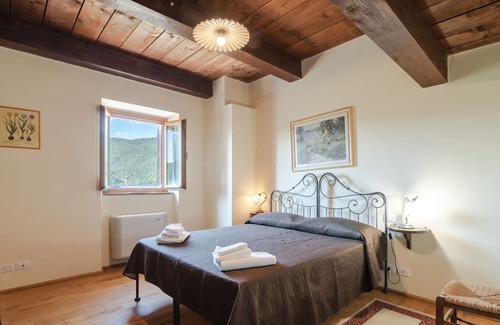 Santa Reparata House | Holiday Home 'Casa Vacanze Zaira' with Mountain View, Shared Pool & Wi-Fi