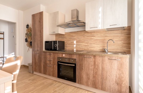 Brindisi House | Holiday Home 'Casadamare Salento' with Balcony, Wi-Fi and Air Conditioning