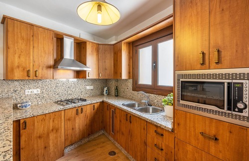 Albunuelas House | Holiday Home "Casilla de Adela" with Mountain View, Terrace & Wi-Fi