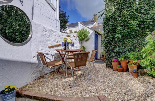 Appledore House | Holiday Home Cockle Cottage by Interhome