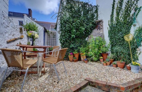 Appledore House | Holiday Home Cockle Cottage by Interhome