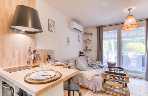 Calvisson House | Holiday Home 'Colline De Jasmin Étoilé' with Mountain View, Wi-Fi and Air Conditioning