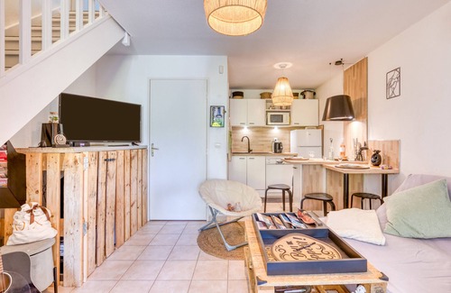 Calvisson House | Holiday Home 'Colline De Jasmin Étoilé' with Mountain View, Wi-Fi and Air Conditioning