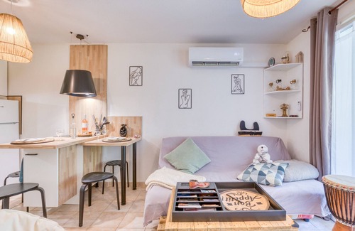 Calvisson House | Holiday Home 'Colline De Jasmin Étoilé' with Mountain View, Wi-Fi and Air Conditioning