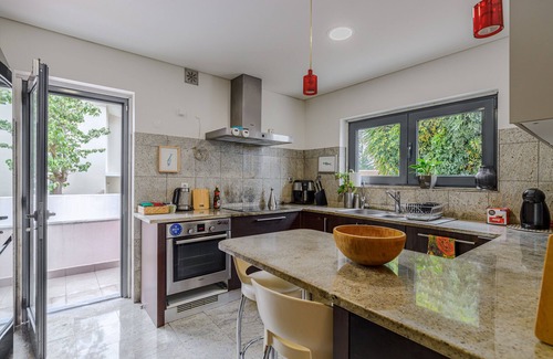 Cascais House | Holiday Home 'Cosy Village Home' with Mountain View, Private Garden and Wi-Fi