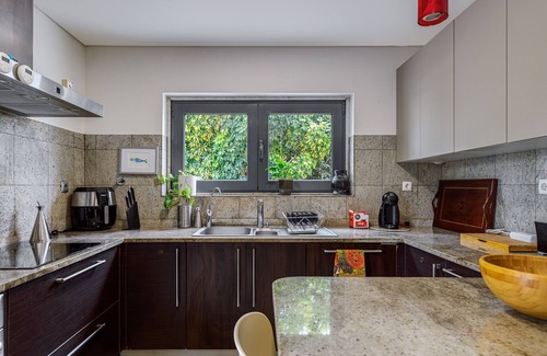 Cascais House | Holiday Home 'Cosy Village Home' with Mountain View, Private Garden and Wi-Fi