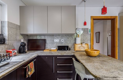 Cascais House | Holiday Home 'Cosy Village Home' with Mountain View, Private Garden and Wi-Fi