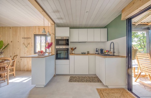 Hourtin House | Holiday Home 'De Charme Au Bord Du Lac' with Private Terrace, Garden and Wi-Fi