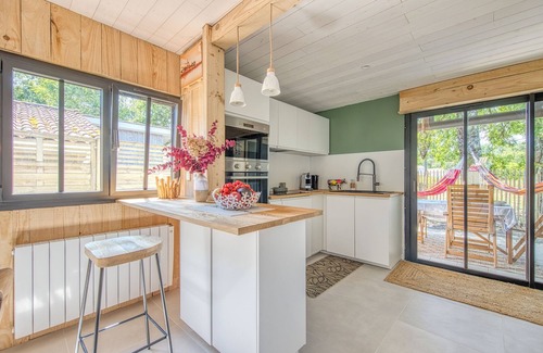 Hourtin House | Holiday Home 'De Charme Au Bord Du Lac' with Private Terrace, Garden and Wi-Fi