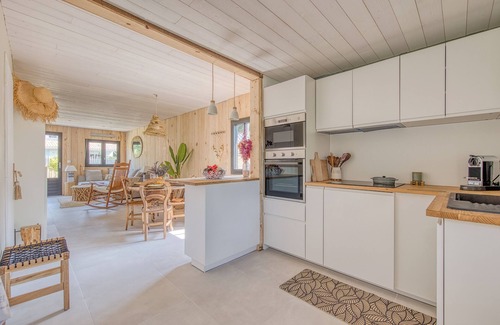 Hourtin House | Holiday Home 'De Charme Au Bord Du Lac' with Private Terrace, Garden and Wi-Fi