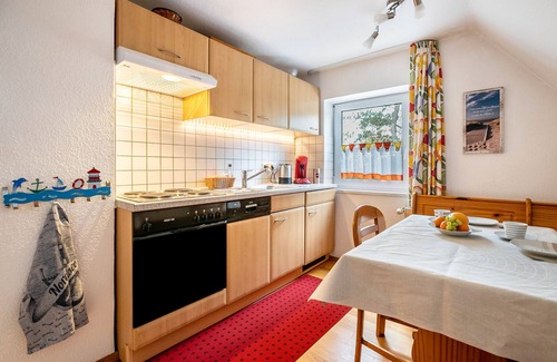 St. Peter-Ording House | Holiday Home 'Haus Seeluft' with Private Terrace, Shared Garden and Wi-Fi