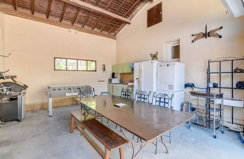 Oppede House | Holiday Home 'Domaine Du Courroussouve' with Mountain View, Wi-Fi and Air Conditioning