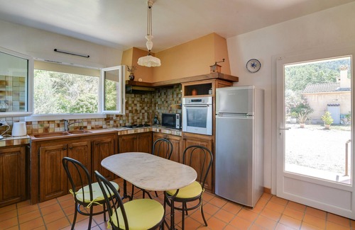 Oppede House | Holiday Home 'Domaine Du Courroussouve' with Mountain View, Wi-Fi and Air Conditioning