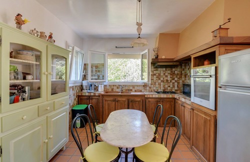 Oppede House | Holiday Home 'Domaine Du Courroussouve' with Mountain View, Wi-Fi and Air Conditioning