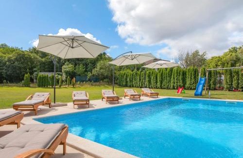 Strmac House | Holiday Home Dordana by Interhome