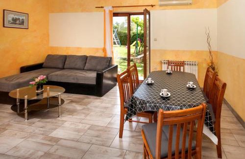 Modrusani House | Holiday home Ecio , s velikim vrtom, potpuno ograđena,